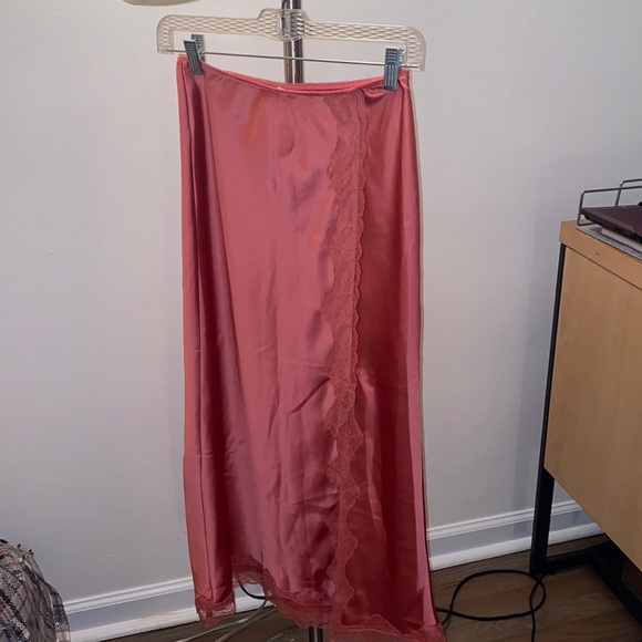 MIDI skirt with left sided slit - Picture 2 of 6